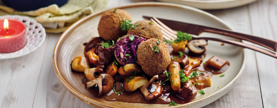 Gulasch mit Rotkohl-Knödeln-image