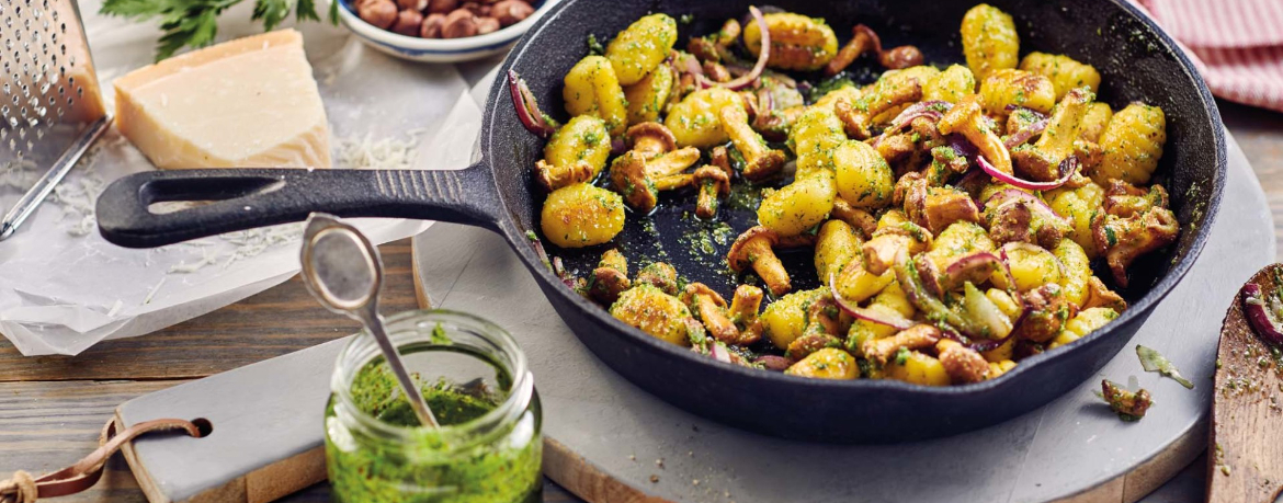 Pfifferlingpfanne mit gebratenen Gnocchi und Pesto für 4 Personen von lidl-kochen.de