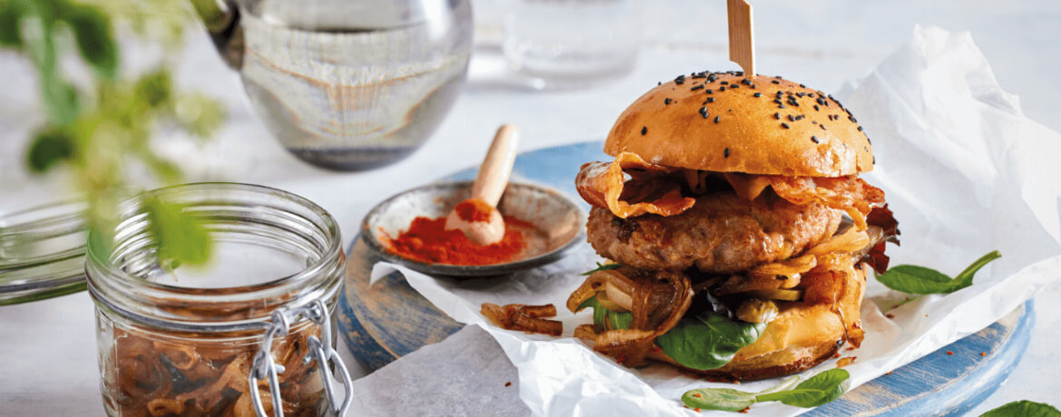 Chili-Burger mit Zwiebel-Marmelade und Speck für 4 Personen von lidl-kochen.de