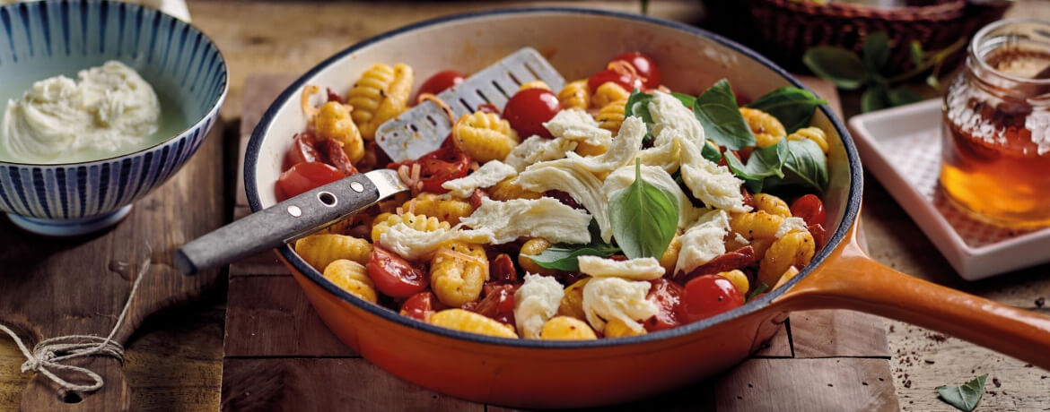Würzig in der Pfanne gebratene Gnocchi mit Chorizo, Tomaten und Mozarella für 4 Personen von lidl-kochen.de