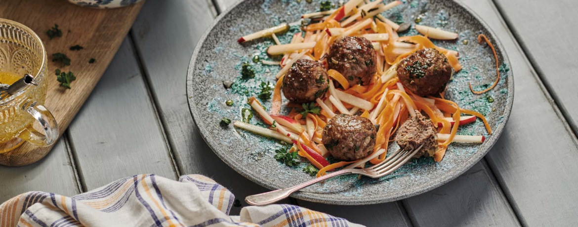 Petersilienhackbällchen mit Karotten-Apfel-Salat für 4 Personen von lidl-kochen.de