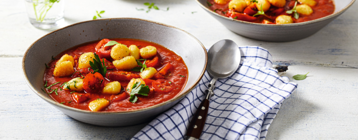 Schnelle Tomatensuppe mit Gnocchi und frischen Kräutern für 4 Personen von lidl-kochen.de