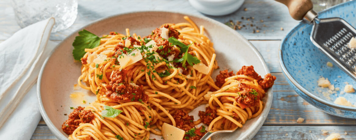 Einfache Spaghetti Bolognese mit Parmesan für 4 Personen von lidl-kochen.de