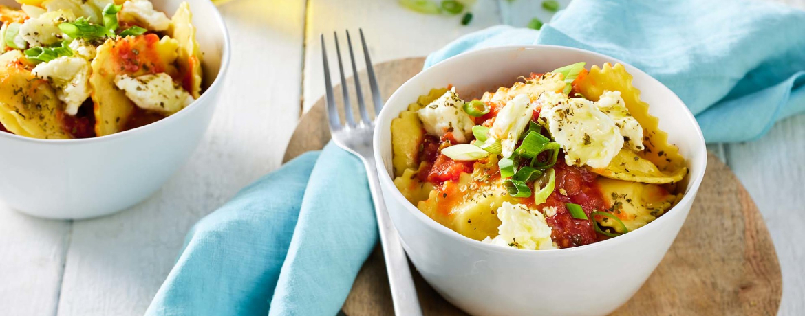 Frische Ravioli mit würzigem Sugo aus Tomatensoße und mariniertem Mozzarella für 4 Personen von lidl-kochen.de