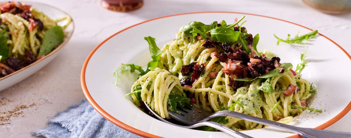 Avocado-Hirtenkäse-Spaghetti mit Rucola und Rosinentopping für 4 Personen von lidl-kochen.de