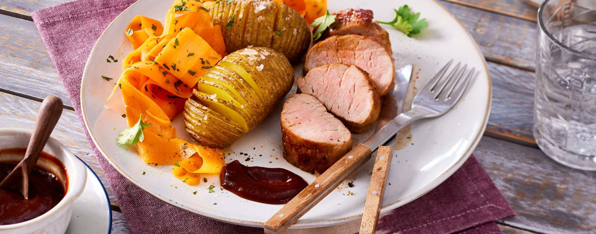 BBQ-Schweinefilet mit Hasselback Potatoes und Karotten-Limetten-Slaw für 4 Personen von lidl-kochen.de