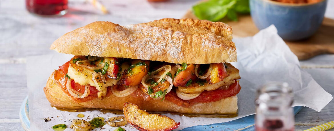 Sommer-Sandwich mit Pfirsich, Tomate und Halloumi, dazu Basilikumöl und selbstgemachter Ketchup-image