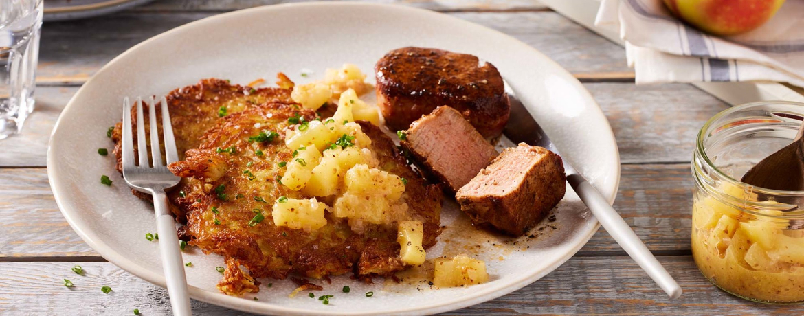 Schweinefiletmedaillons mit Kartoffelpuffern, Apfelrelish und süßem Senf für 4 Personen von lidl-kochen.de