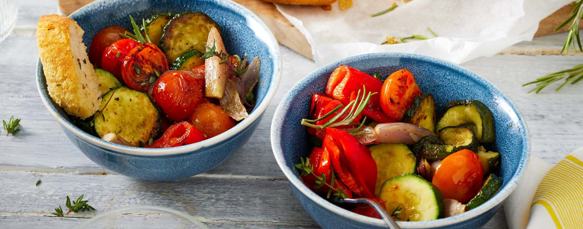 Mediterraner Röstgemüsesalat mit Steinofenbaguette und Kräuterbutter für 4 Personen von lidl-kochen.de