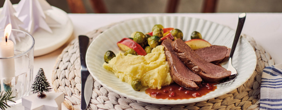 In Apfelsaft geschmorte Rehkeule mit Kartoffelpüree und Rosenkohlgemüse für 4 Personen von lidl-kochen.de