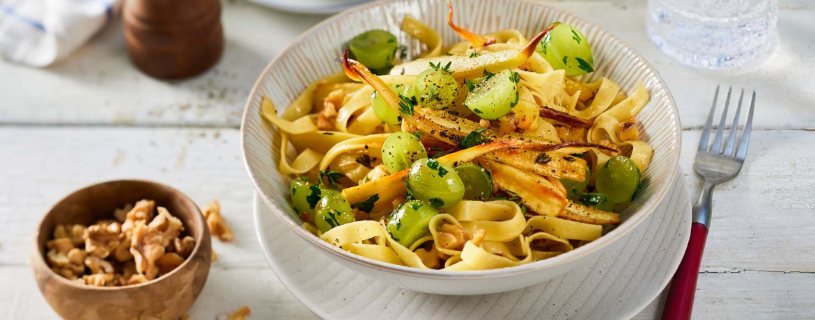 Frische Walnuss-Tagliatelle mit gerösteter Pastinake und Weintrauben-Petersilien-Dressing für 4 Personen von lidl-kochen.de