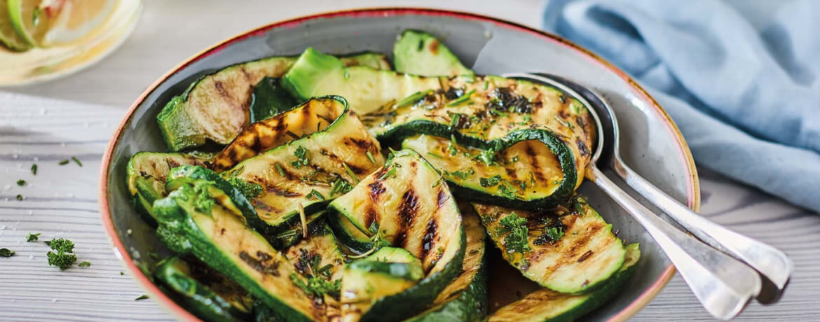 Gegrillte Zucchini mit Kräuter-Zitronen-Öl für 4 Personen von lidl-kochen.de