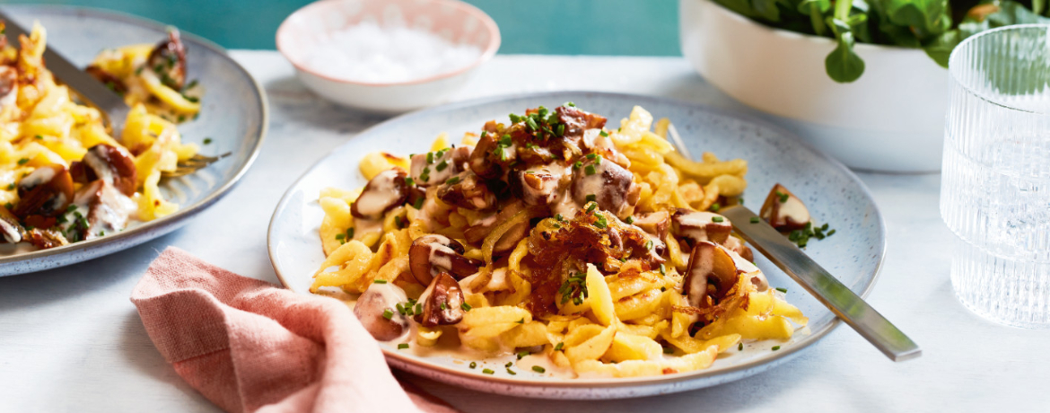 Spätzle in Rahm-Champignons mit geschmorten Zwiebeln und Salat für 4 Personen von lidl-kochen.de