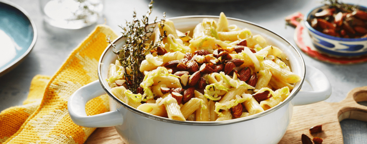 One-Pot-Pasta mit Wirsing und Thymian-Mandel-Crunch für 4 Personen von lidl-kochen.de