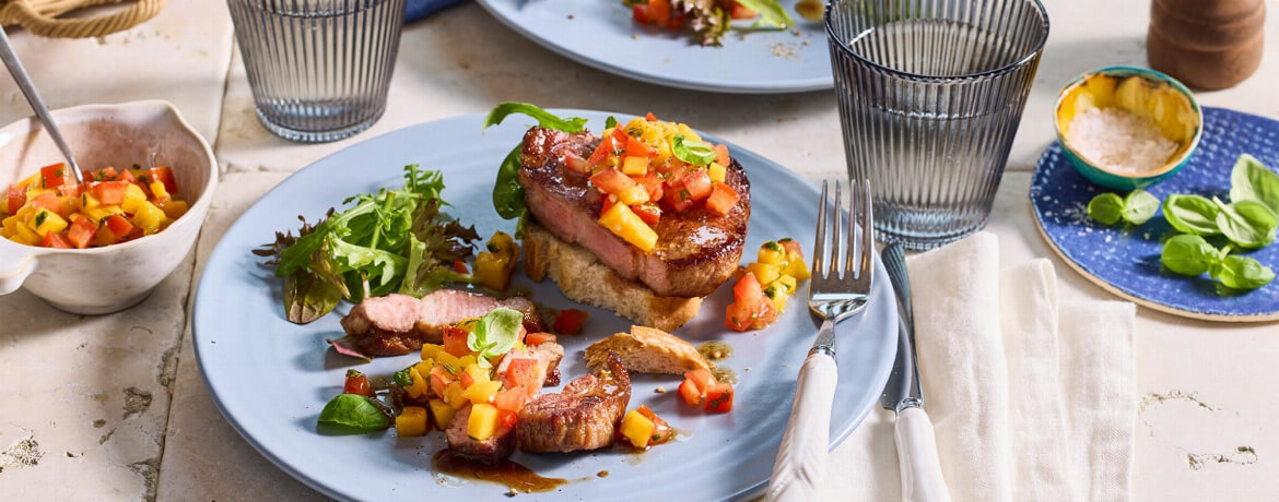 Nacken-Steaks vom Schwein mit Mango-Salsa und frischem Basilikum für 4 Personen von lidl-kochen.de