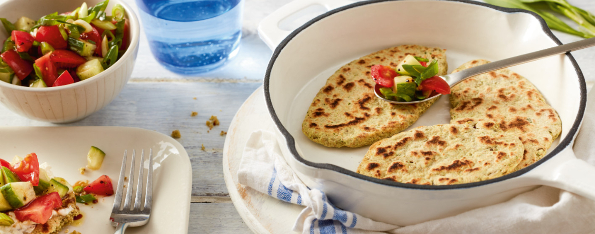 Pfannenbrot mit Bärlauch und Tomaten-Salat für 4 Personen von lidl-kochen.de