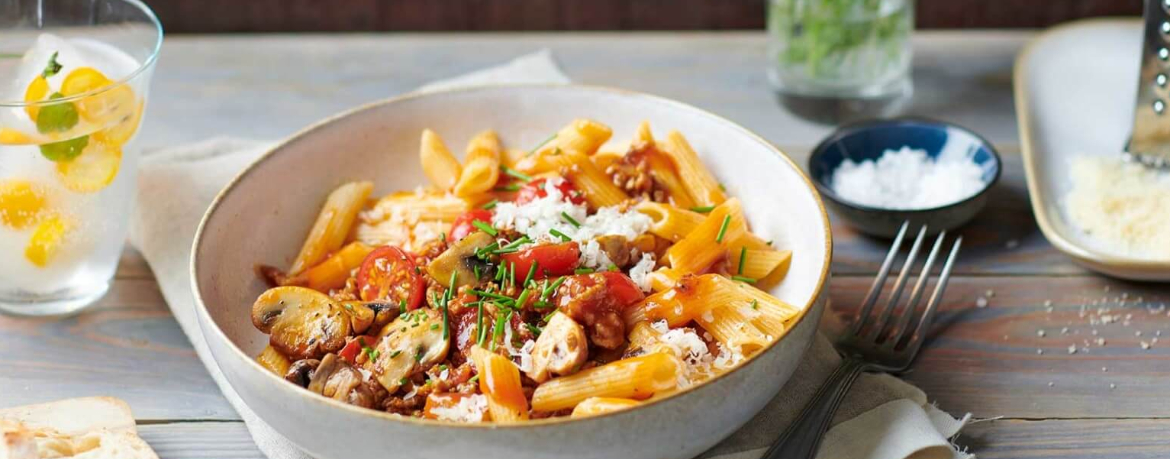 Nudeln Penne Rigate mit Hackfleisch-Pilz-Soße und Parmesan für 4 Personen von lidl-kochen.de