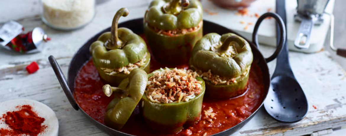 Gefüllte Paprika mit Hackfleisch-Reis-Füllung auf Tomatensoße für 4 Personen von lidl-kochen.de