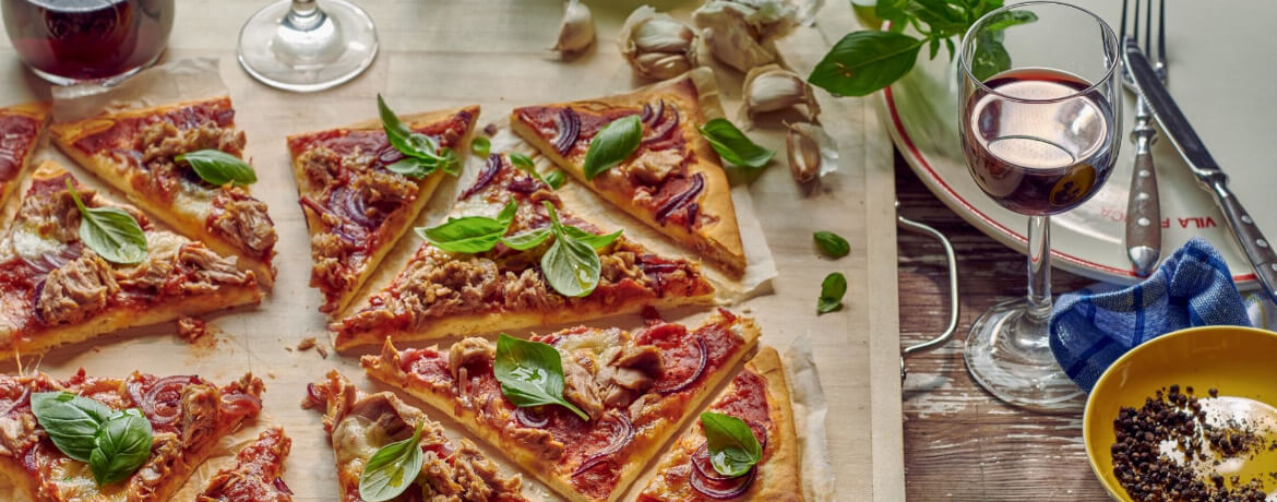 Thunfischpizza mit frischem Basilikum für 4 Personen von lidl-kochen.de