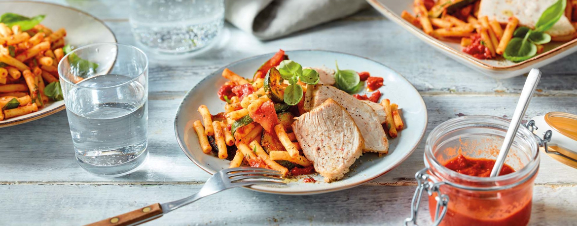 Mediterraner Nudelsalat mit Putenstreifen und Tomatenpesto für 4 Personen von lidl-kochen.de