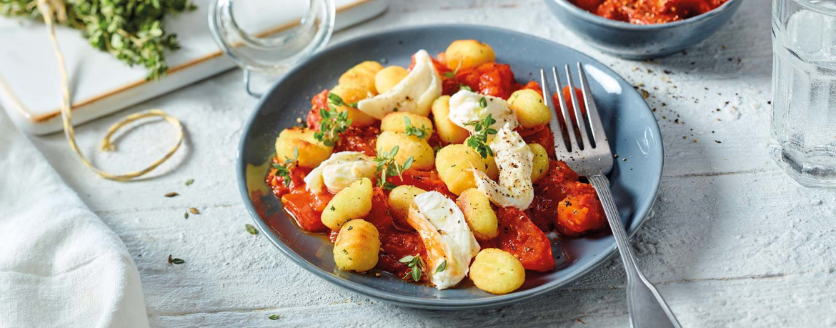 Rosmarin-Butter-Gnocchi auf Tomaten-Kräuter-Sugo mit gezupftem Mozzarella für 4 Personen von lidl-kochen.de