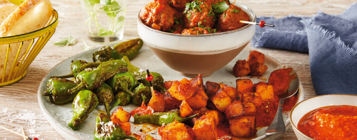 Tapas-Teller – Patatas Bravas mit Albóndigas und Pimentos de Padrón-image
