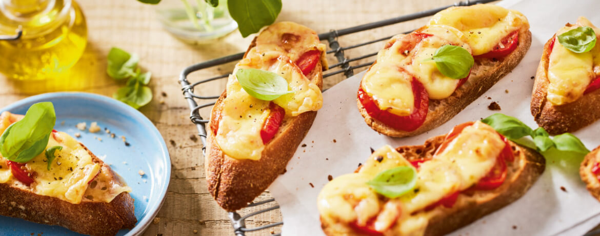 Überbackenes Brot mit Käse, Tomaten und Basilikum für 4 Personen von lidl-kochen.de