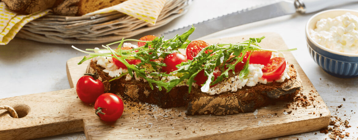 Bauernbrot mit Frischkäse und Tomaten-Rucola-Topping für 4 Personen von lidl-kochen.de