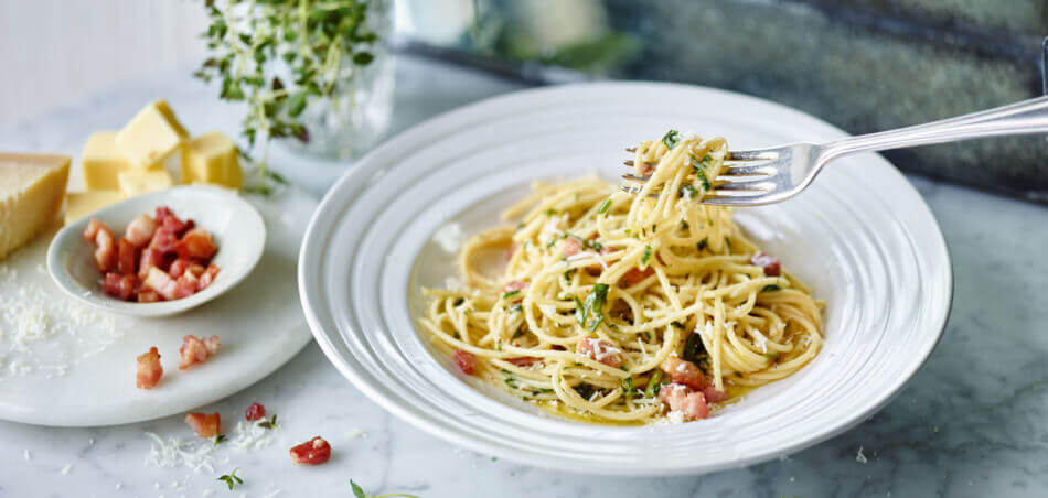 Schnelle Nudeln - Spaghetti mit Kräuterbutter und Speck für 4 Personen von lidl-kochen.de