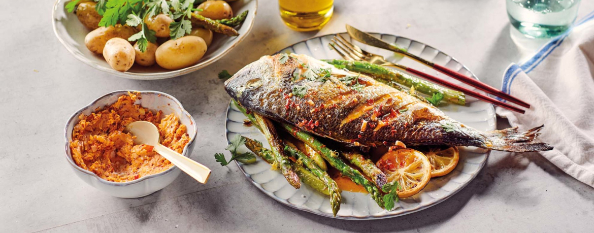 Gegrillte Dorade mit grünem Spargel und Chili-Butter für 4 Personen von lidl-kochen.de