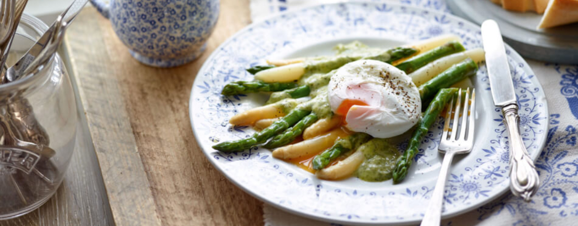 Spargel mit pochierten Eiern und Basilikum-Sabayon für 4 Personen von lidl-kochen.de