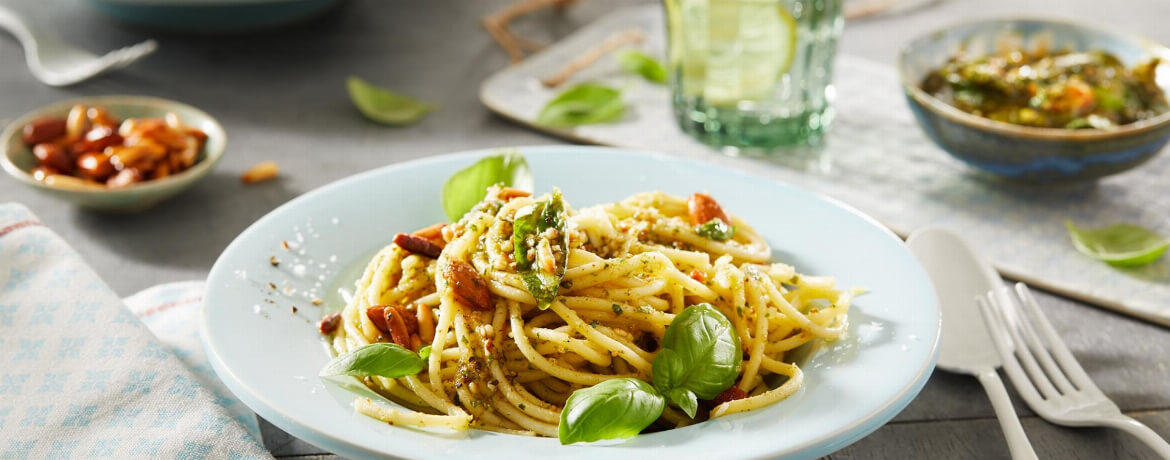 Spaghetti mit Basilikum-Pinienkern-Pesto für 4 Personen von lidl-kochen.de