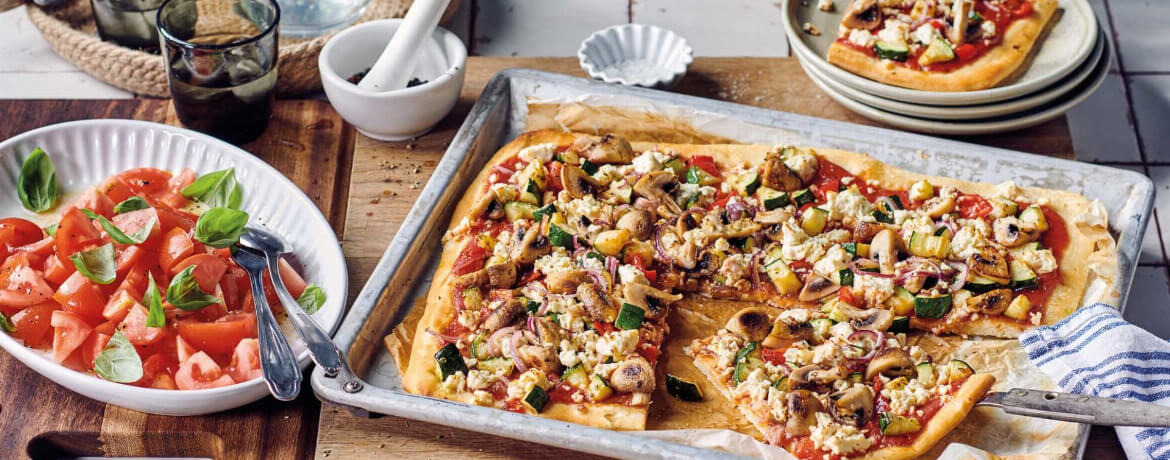Pizza mit Anti-Pasti-Gemüse, Hirtenkäse und Tomatensalat für 4 Personen von lidl-kochen.de