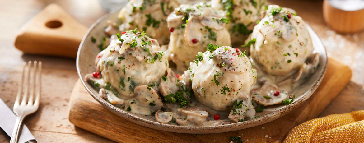 Selbstgemachte vegane Semmelknödel mit Champignonsauce für 4 Personen von lidl-kochen.de