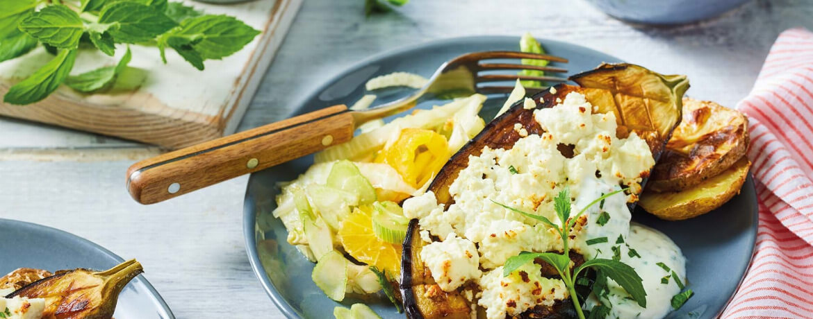 Gebackene Aubergine mit Feta-Käse zu Ofenkartoffel an Fenchel-Orangen-Salat für 4 Personen von lidl-kochen.de