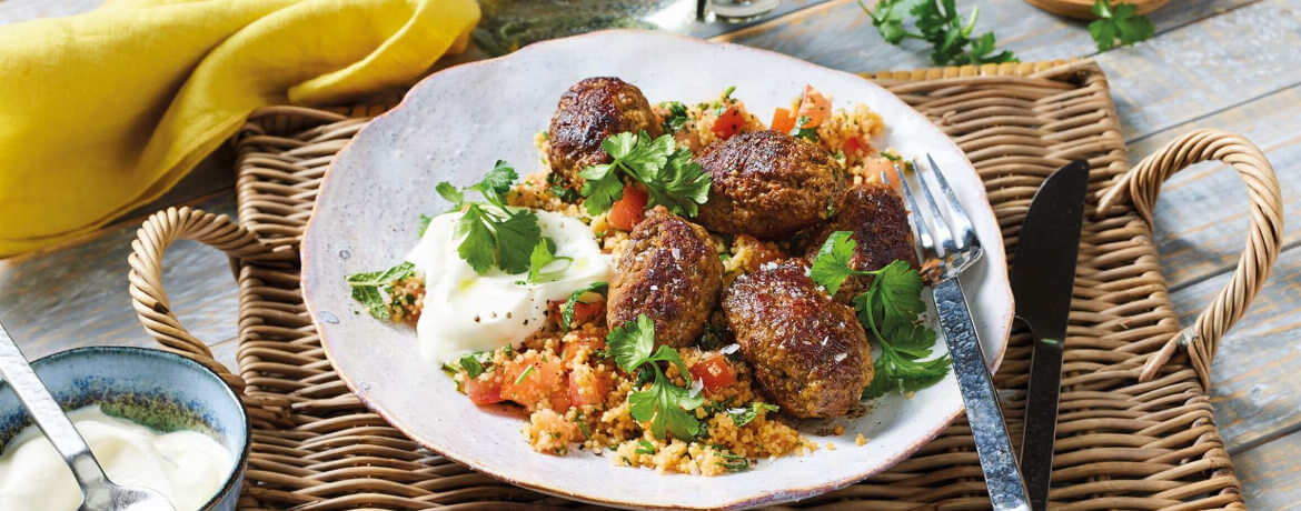Köfte mit Tomaten-Couscous und würzigem Joghurt-Dip für 4 Personen von lidl-kochen.de