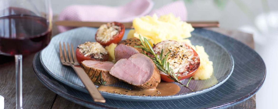 Mediterranes Schweinefilet mit Parmesan-Tomaten an Knoblauch-Kartoffelpüree für 4 Personen von lidl-kochen.de