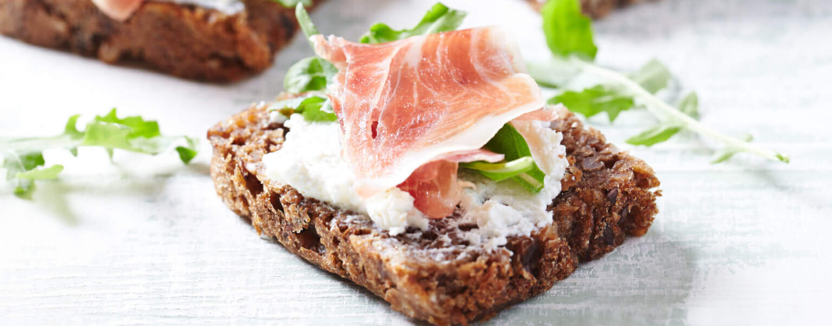 Belegte Brote mit Ziegen-Frischkäse und Serrano-Schinken für 4 Personen von lidl-kochen.de