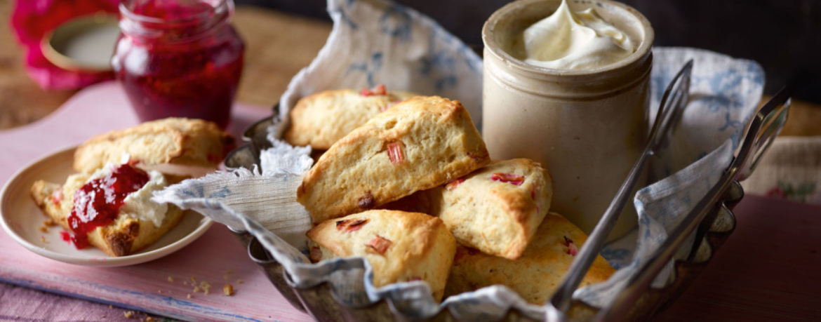 Rhabarber-Scones mit weißer Schokolade für 16 Personen von lidl-kochen.de