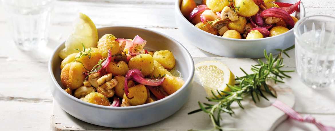 Gnocchi in Rosmarinbutter mit Rotweinzwiebeln und gebratenen Champignons für 4 Personen von lidl-kochen.de