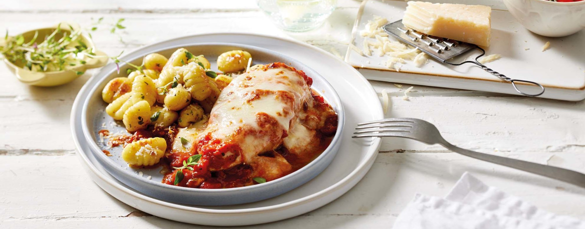 Hähnchenbrustfilet „Parmigiana“ mit würzigem Tomatensugo und Gnocchi für 4 Personen von lidl-kochen.de