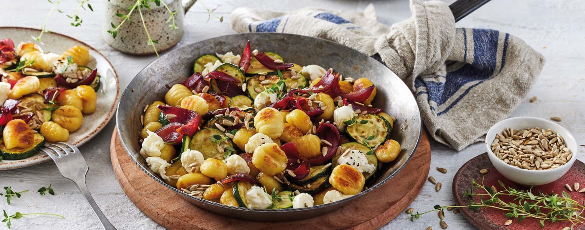 Gebratene Gnocchi mit geröstetem Zucchini an gezupftem Mozzarella auf Balsamico-Zwiebeln-image