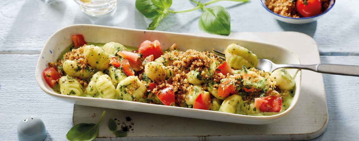 Basilikum-Sahne-Gnocchi mit Tomaten und mediterranen Kräuterbröseln für 4 Personen von lidl-kochen.de