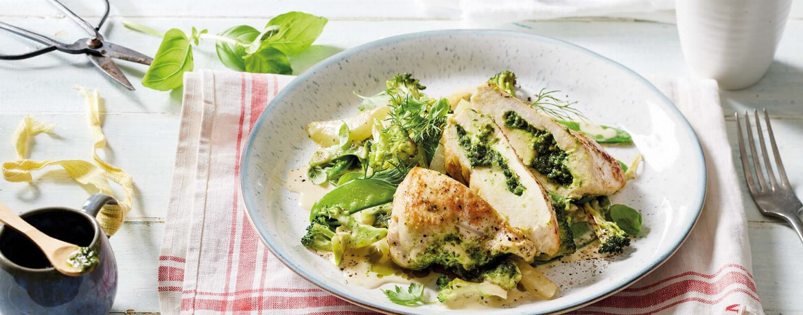 Mit Pesto gefülltes Hähnchen auf Frühlingsgemüse-image