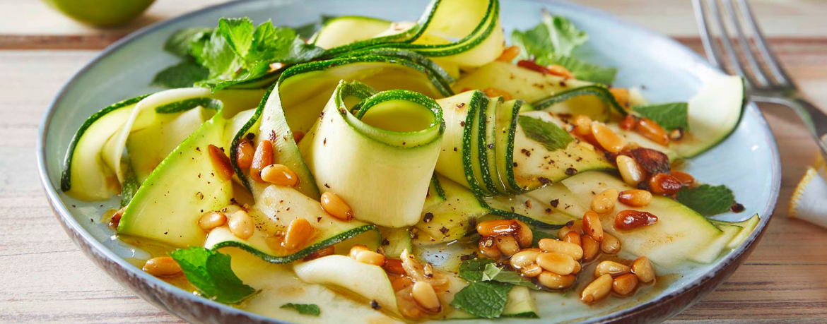 Zucchini-Salat mit gerösteten Pinienkernen für 4 Personen von lidl-kochen.de