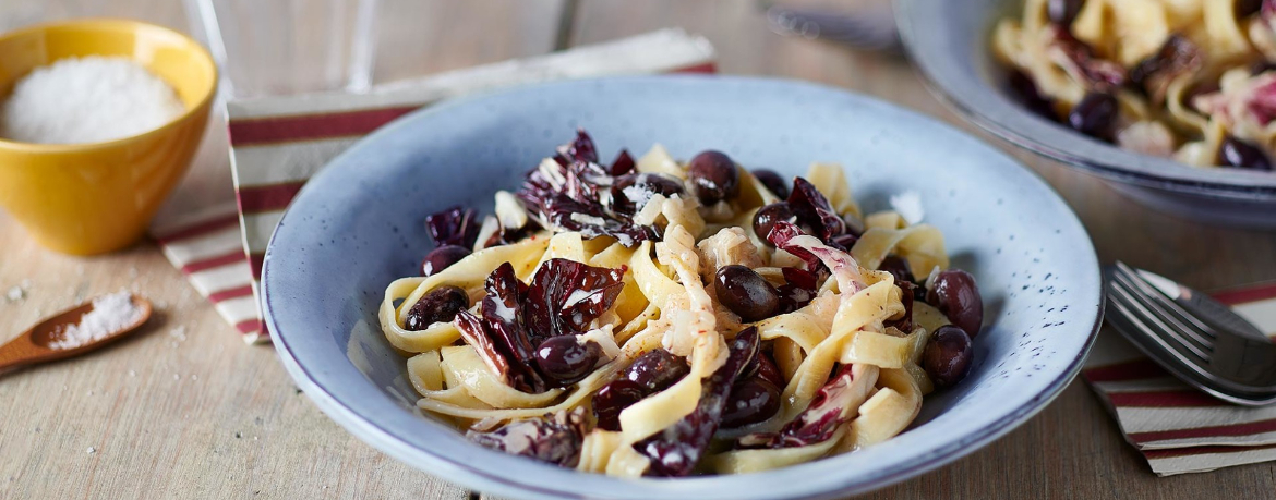 Bandnudeln mit schwarzen Oliven und Radicchio für 4 Personen von lidl-kochen.de