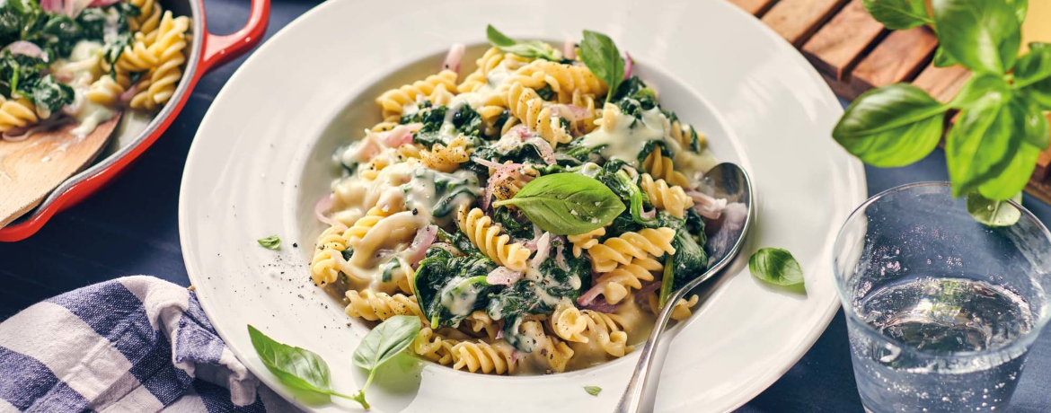 Fusilli in veganer Spinatsoße mit roten Zwiebeln für 4 Personen von lidl-kochen.de