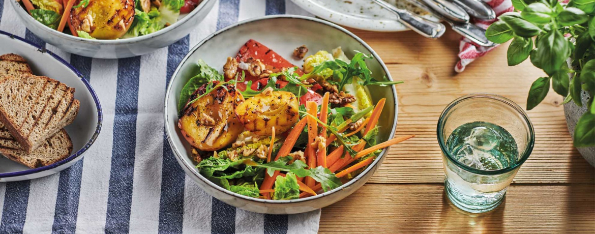 Veganer Grill-Salat mit Paprika, Pfirsich und gerösteten Walnüssen für 4 Personen von lidl-kochen.de