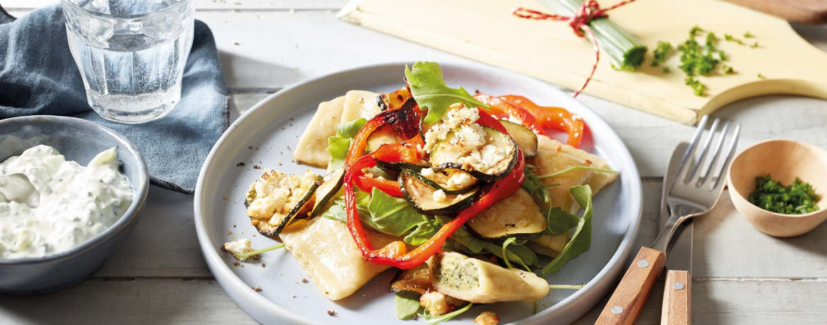 Gemüsemaultaschen mit Feta überbackenem Gemüse, Rucola und Zaziki-image