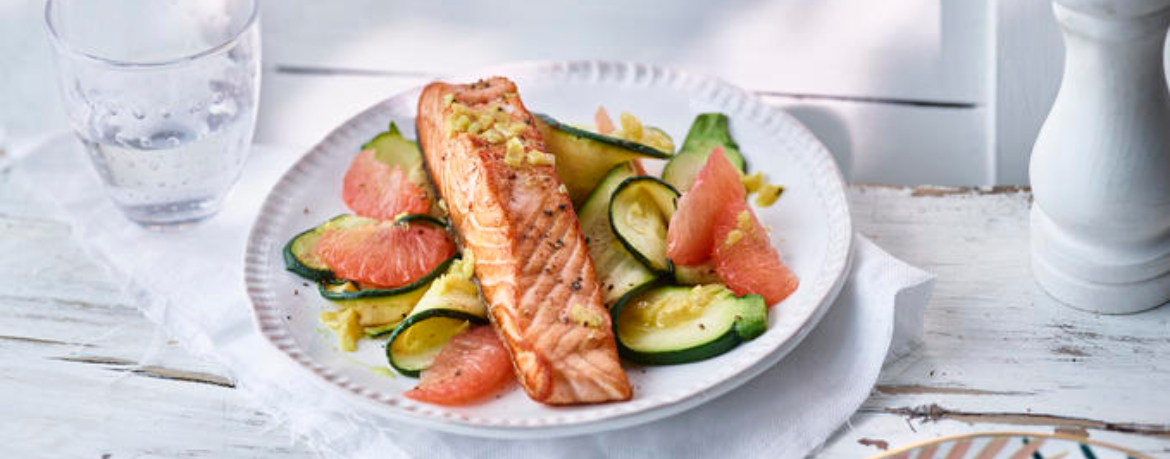 Gebratener Lachs mit Salat aus Zucchini und Grapefruit für 4 Personen von lidl-kochen.de